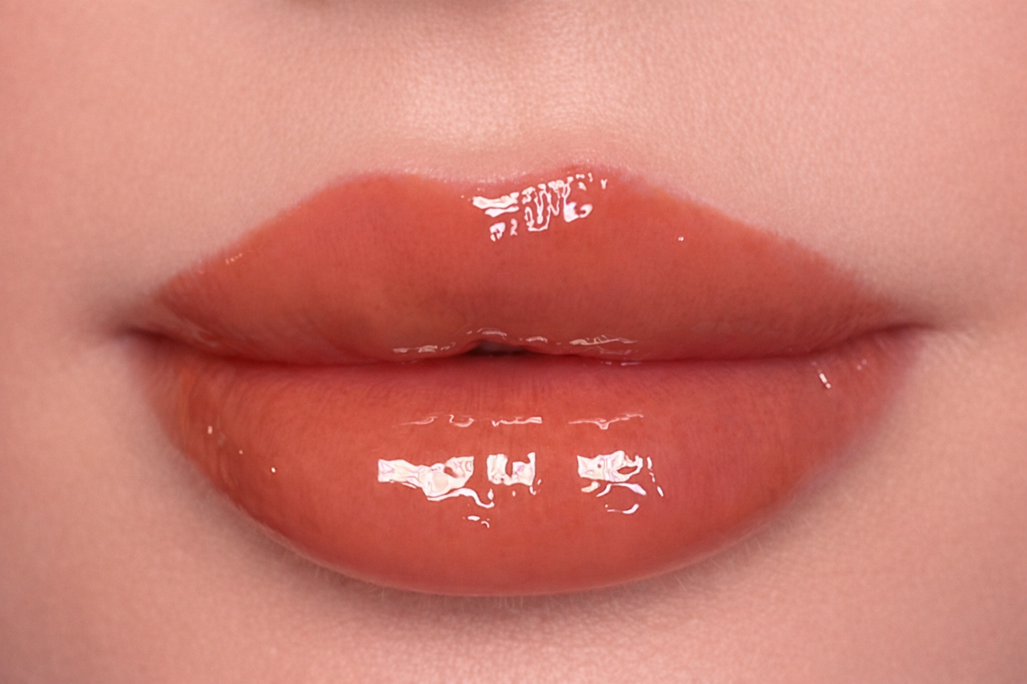 Close-up of lips wearing SOANERA ‘Motive’ brown lip gloss-oil