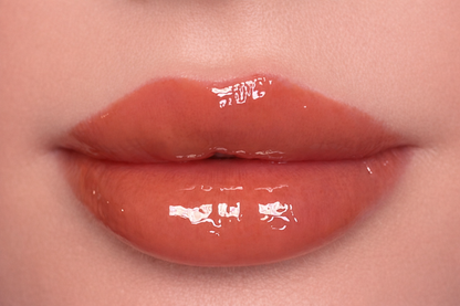 Close-up of lips wearing SOANERA ‘Motive’ brown lip gloss-oil