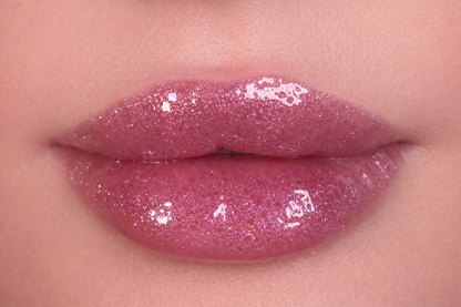 Close-up of lips wearing SOANERA pink shimmer lip gloss-oil with sparkles